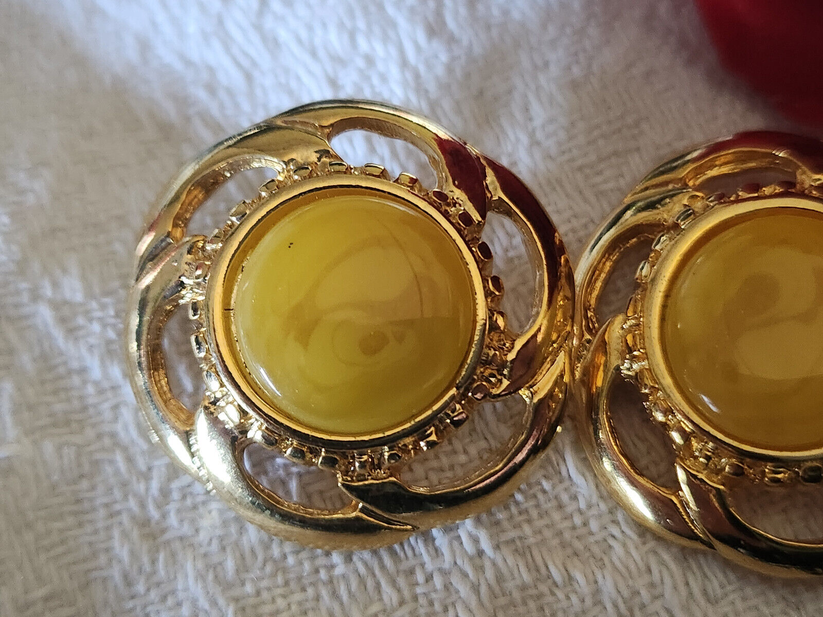 Duo boutons vintage métal coeur jaune moucheté 2,6 cm lourd doré G11T