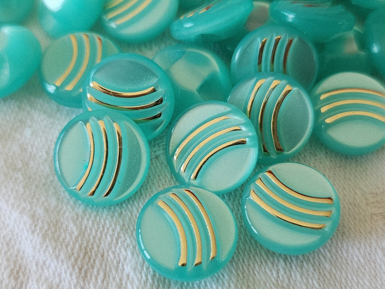 Lot 18 petits boutons vintage bleu lumineux doré pied 1,3 cm ref 3854