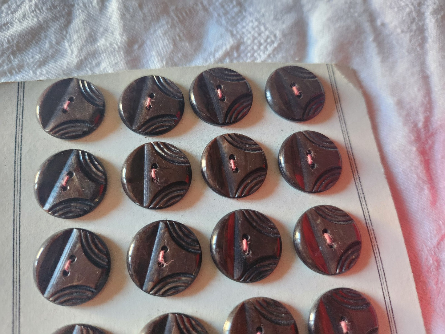 Plaque de 24 boutons  anciens marron marbré ciselé 1,7 cm