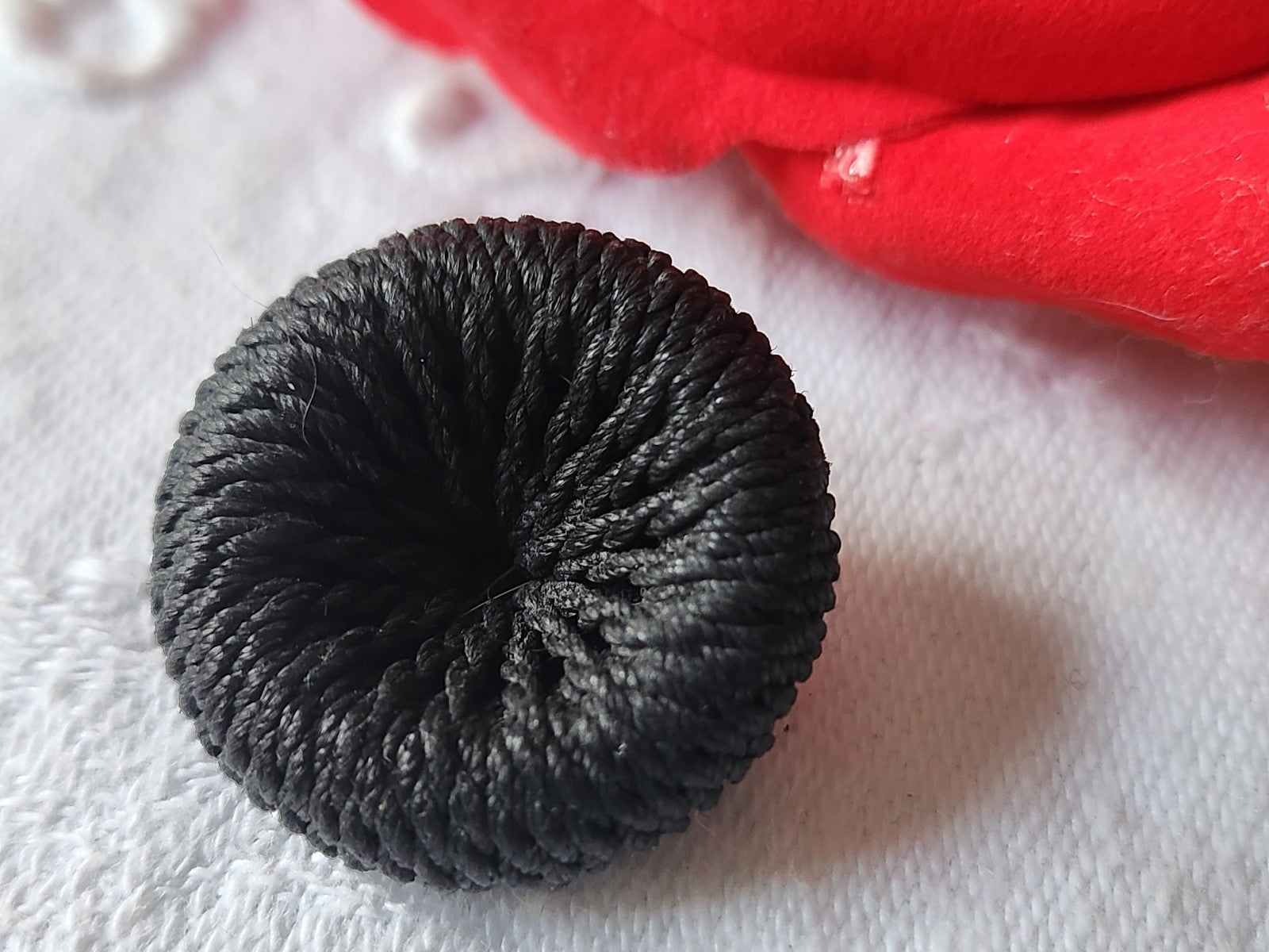 Bouton ancien en passementerie noir joli creusé 2,4 cm D12G
