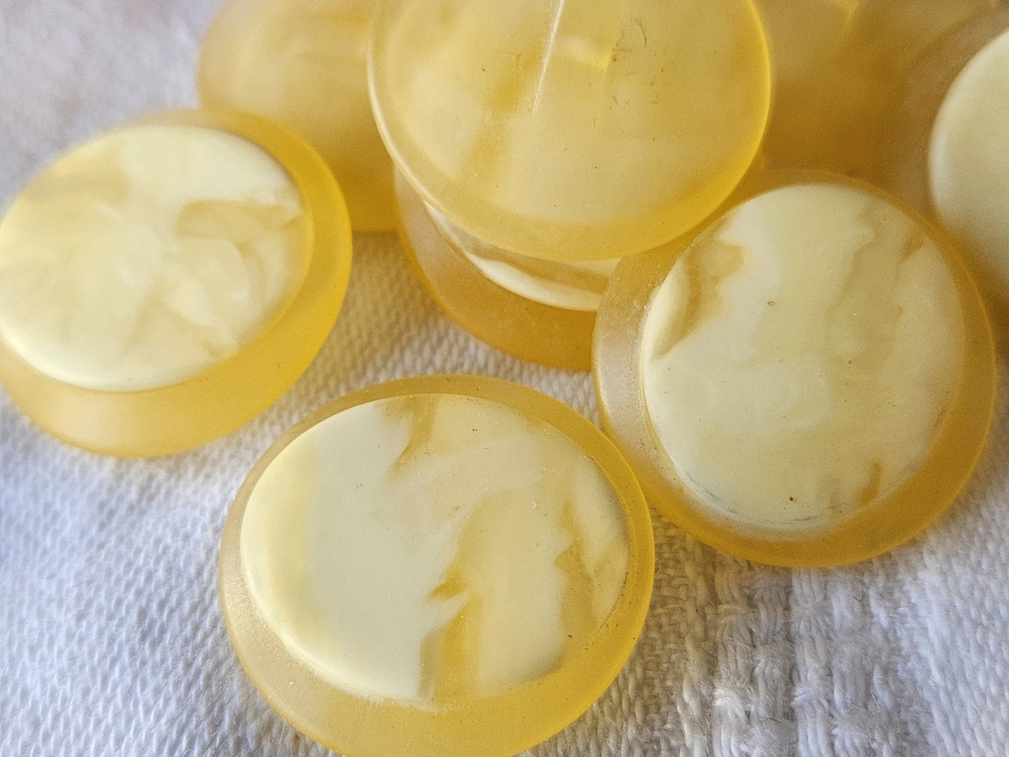 Lot 9 boutons vintage creme mat  pied 2,2 cm ref 5294
