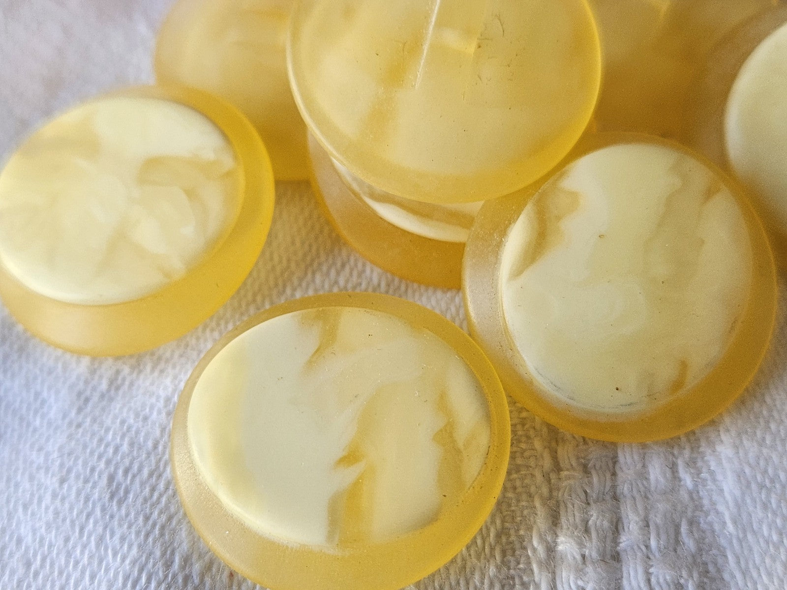 Lot 9 boutons vintage creme mat  pied 2,2 cm ref 5294