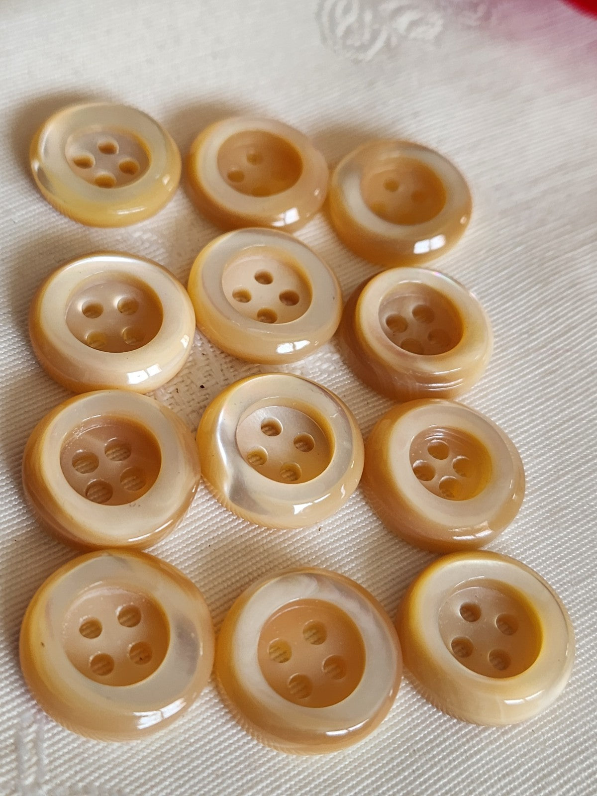 Lot  12 boutons anciens en nacre beige épais bord 1,7 cm lourd ref  6353