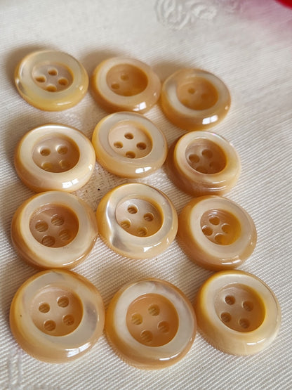 Lot  12 boutons anciens en nacre beige épais bord 1,7 cm lourd ref  6353