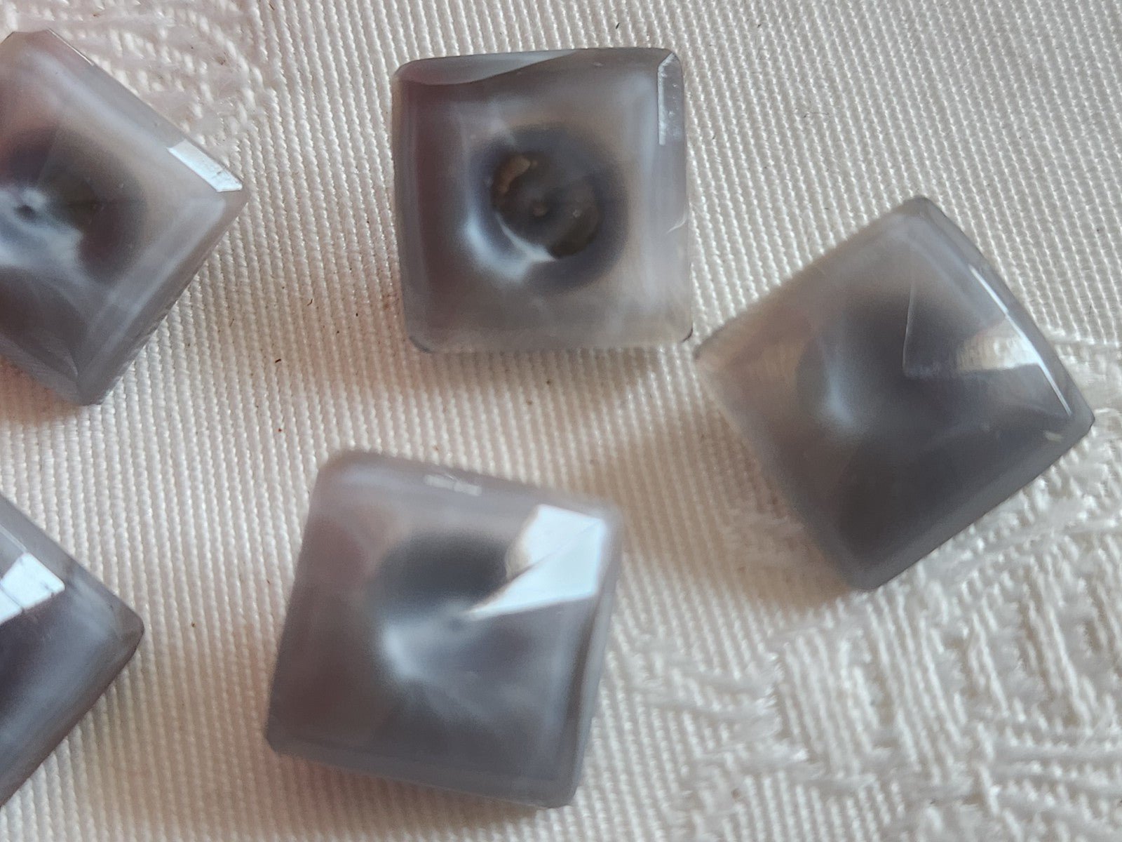 Lot 5 boutons anciens en verre gris laiteux carré facette 1,3 cm ref 6390