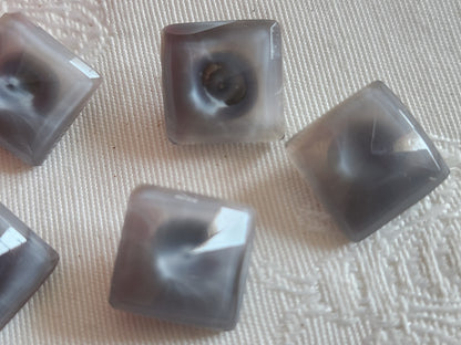 Lot 5 boutons anciens en verre gris laiteux carré facette 1,3 cm ref 6390
