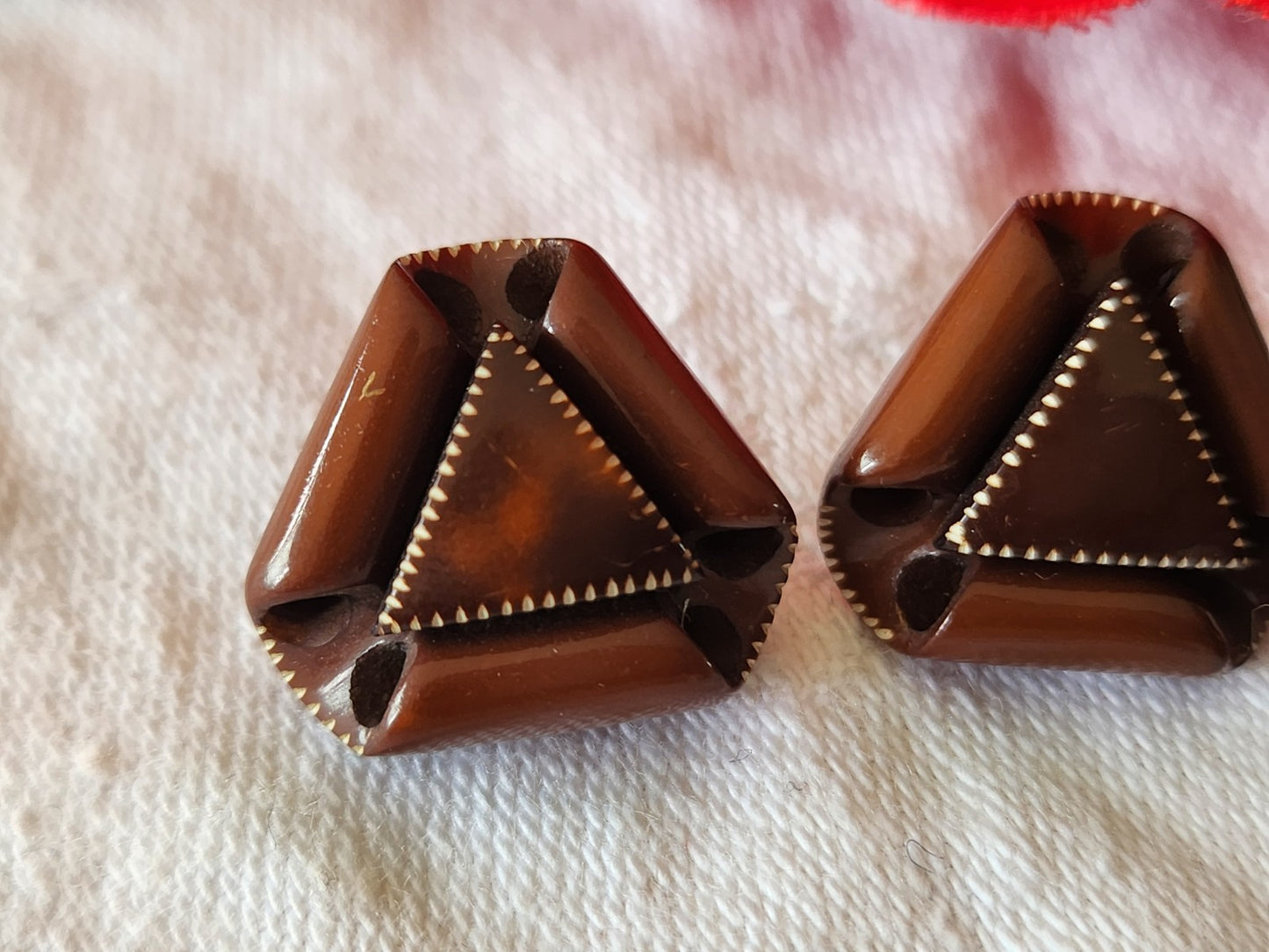 Collection trio boutons anciens marron volume triangle pied laiton 1,8 cm G3L