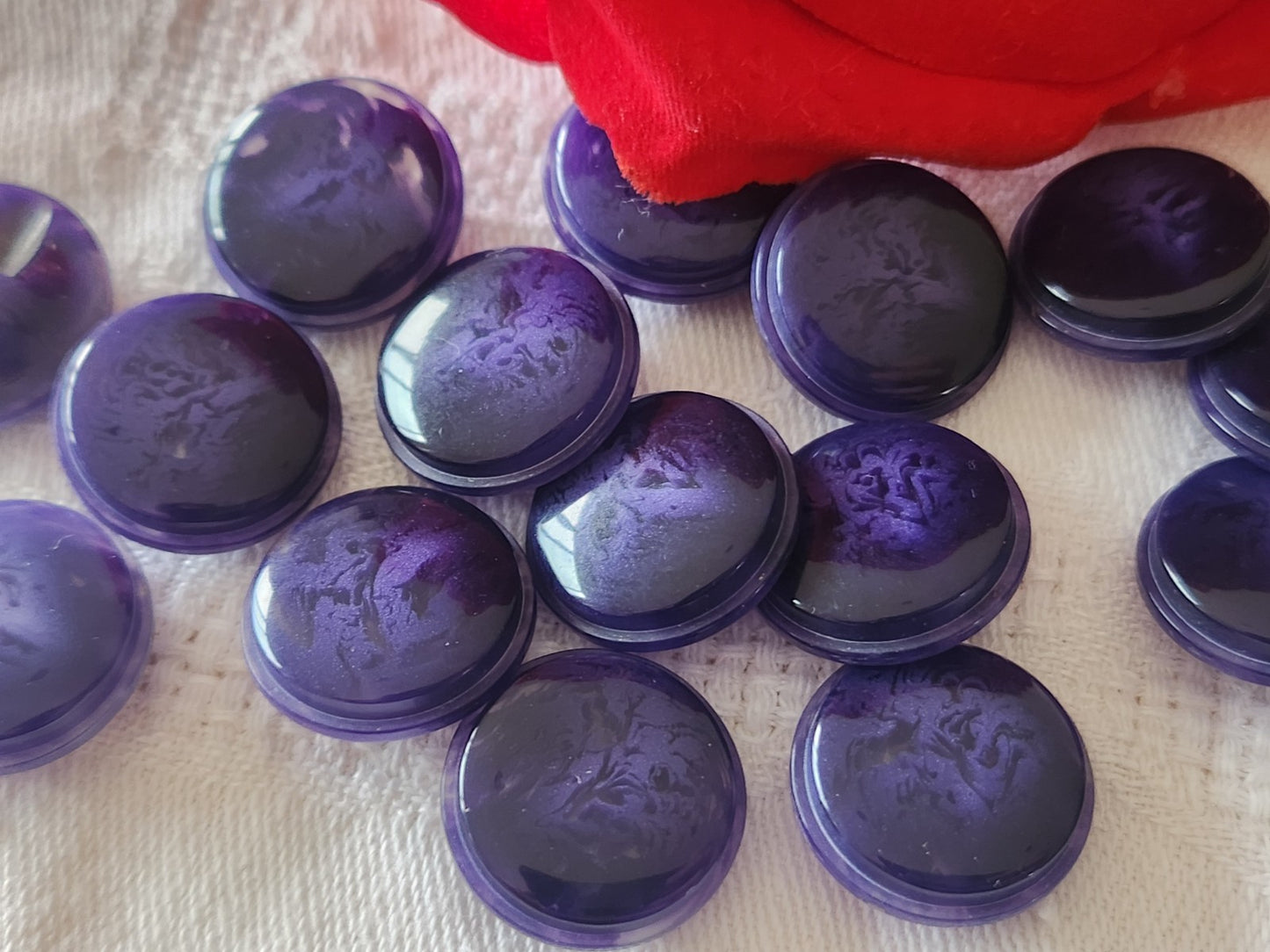 Lot 12 boutons vintage violet  veiné  pied transparent diamètre 1,7 cm ref 6413