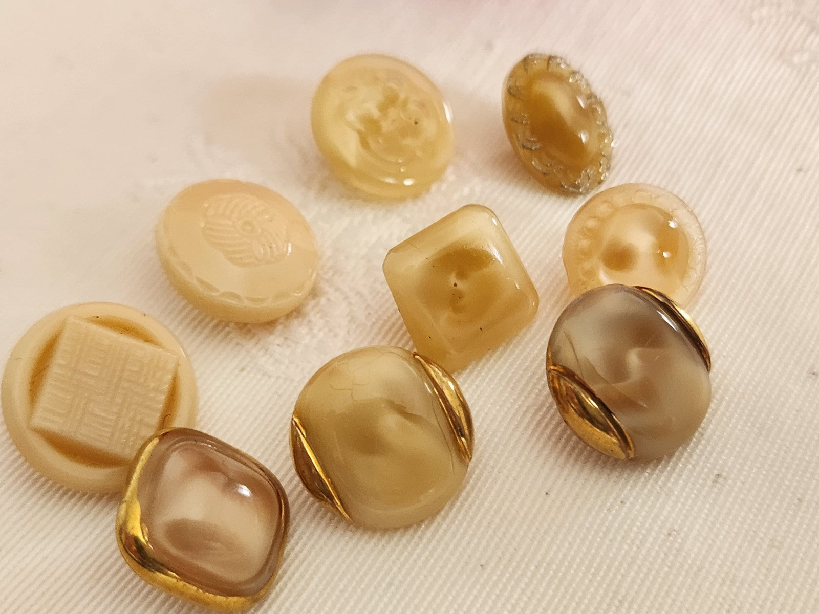 Lot 9 boutons anciens en verre beige / sable   panaché 1,1 à 1,4 cm ref 6346
