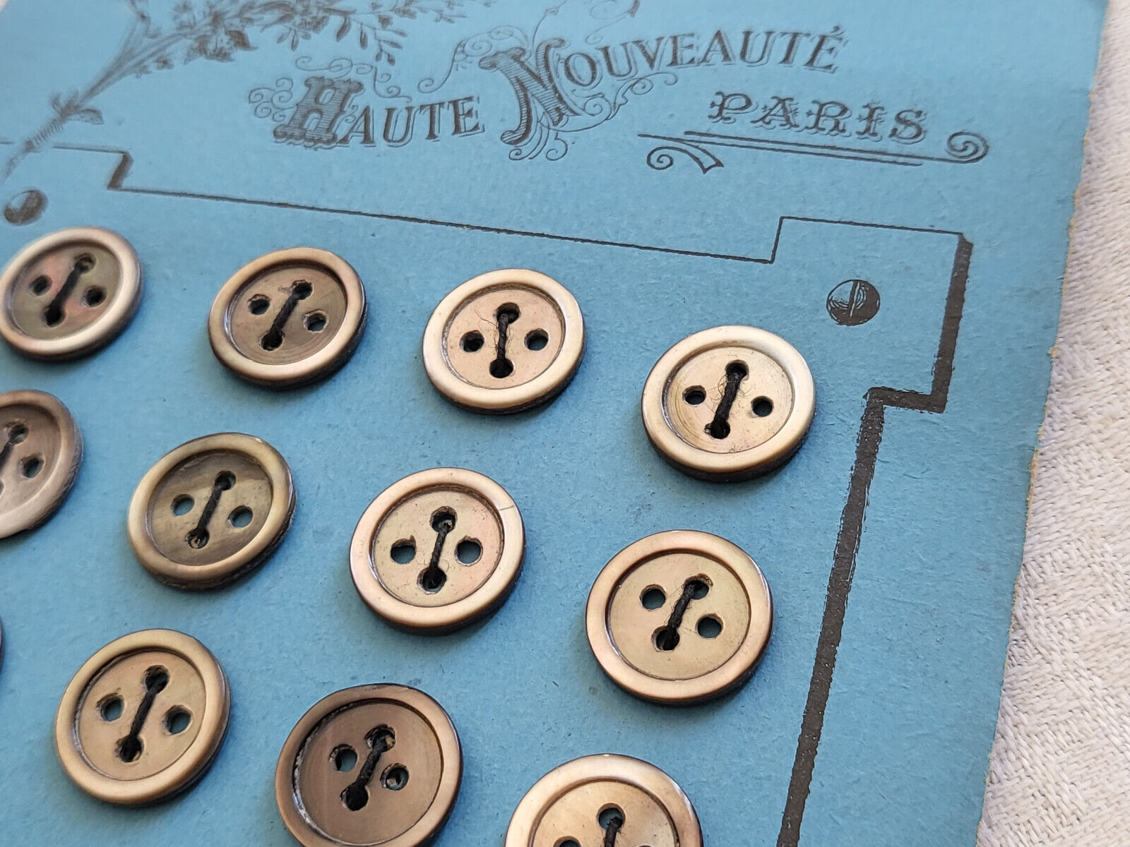 Plaque 24 boutons anciens en nacre gris 1,2 cm année 20/30 N°35