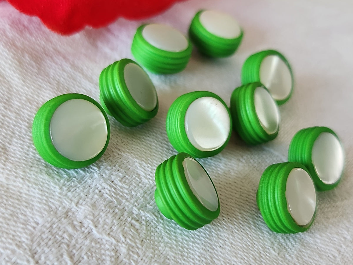 Lot 10 boutons anciens en nacre vert  pied petits 1,1 cm ou 11 mm  ref 4014