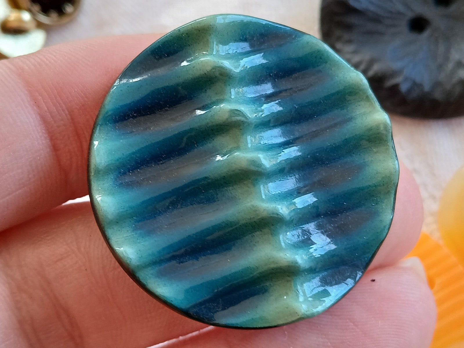 Gros bouton ancien en celluloïd superbe pied vert/bleu  3,7 cm  ref 6459