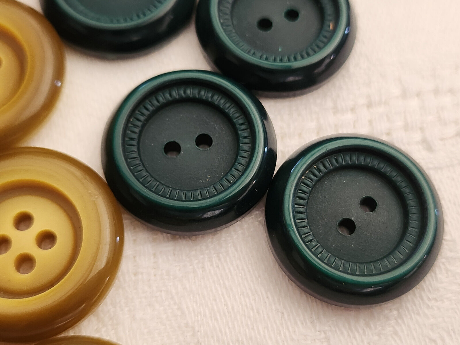 Lot 15 boutons vintage vert  3 series trous 2,1 et 2,2  cm ref 228