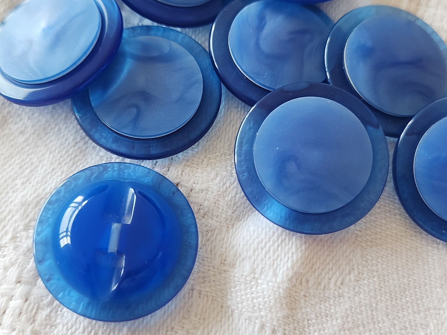 lot 6 boutons vintage bleu bord transparent pied 2,2 cm ref 5958
