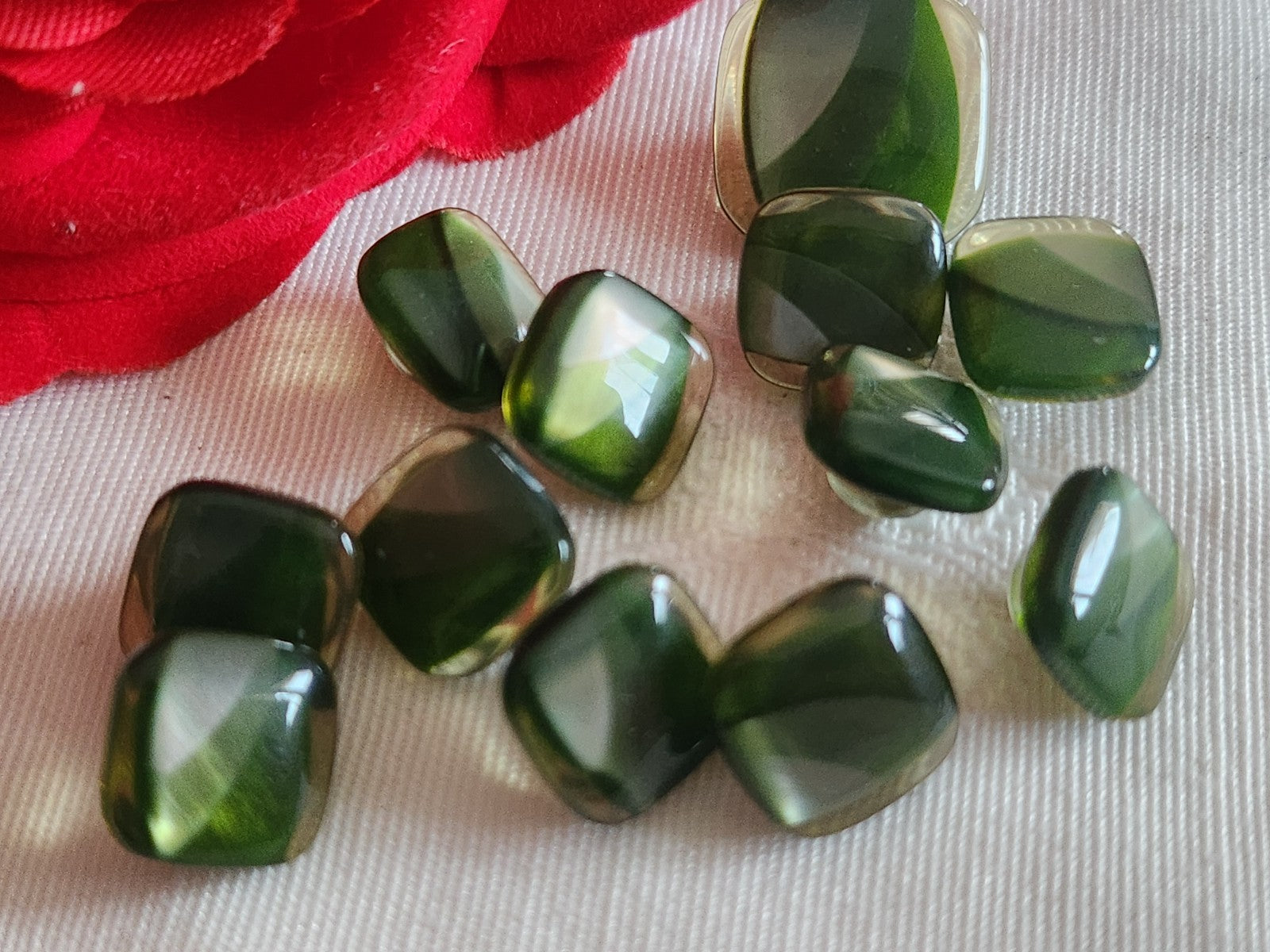 Lot 11 boutons vintage vert petits  1 cm (10) et 1,5 cm (1) ref 6393