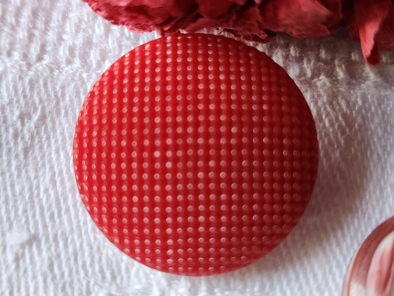 Bouton ancien en verre rouge picot texturé 2,2 cm pied D10R