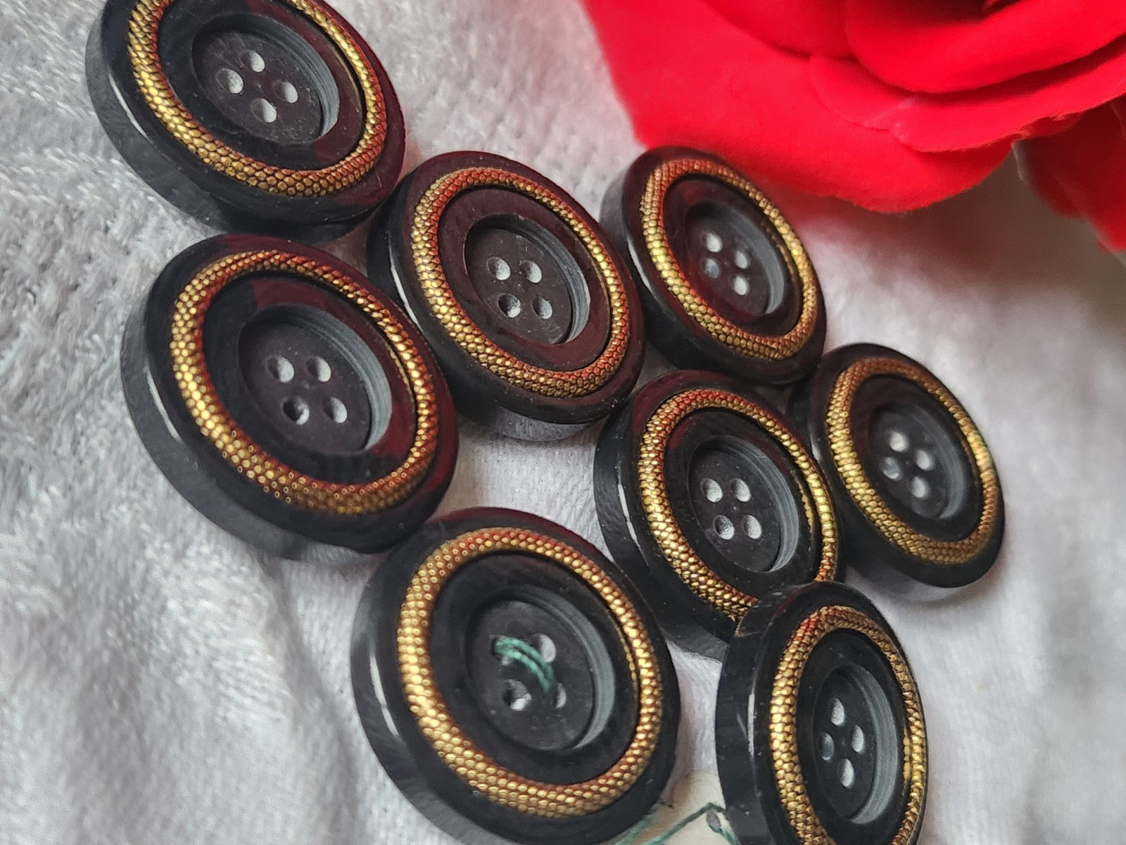 Lot 7boutons vintage noir doré 2,2 cm trous épais ref 5801