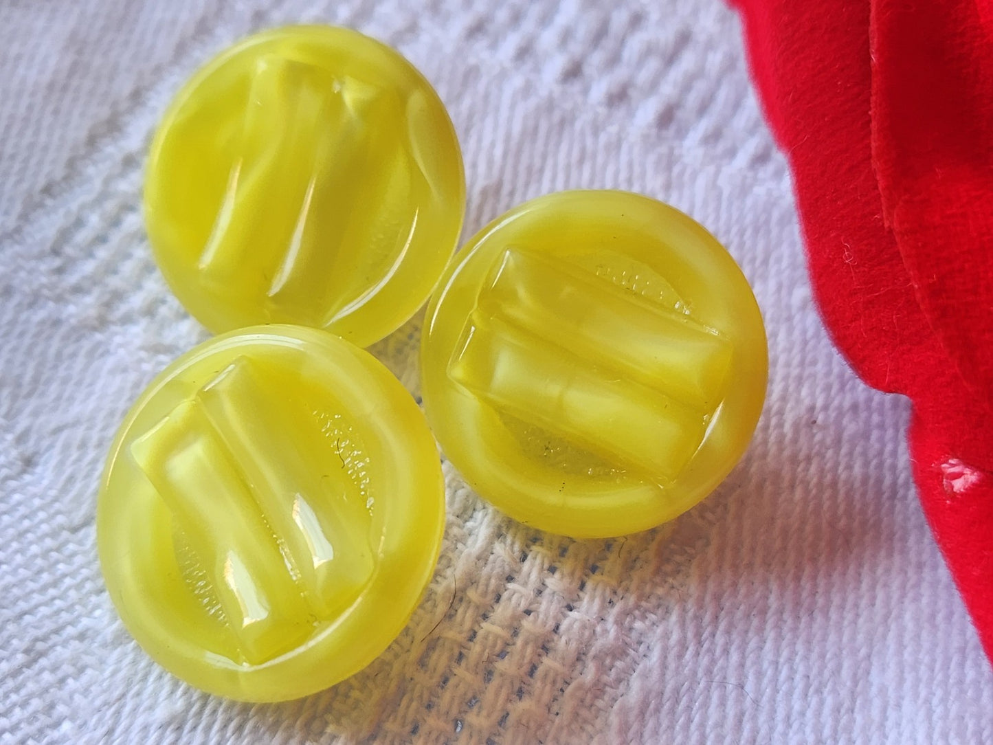 Trio boutons vintage en verre jaune laiteux  travaillé  1,7 cm D2B