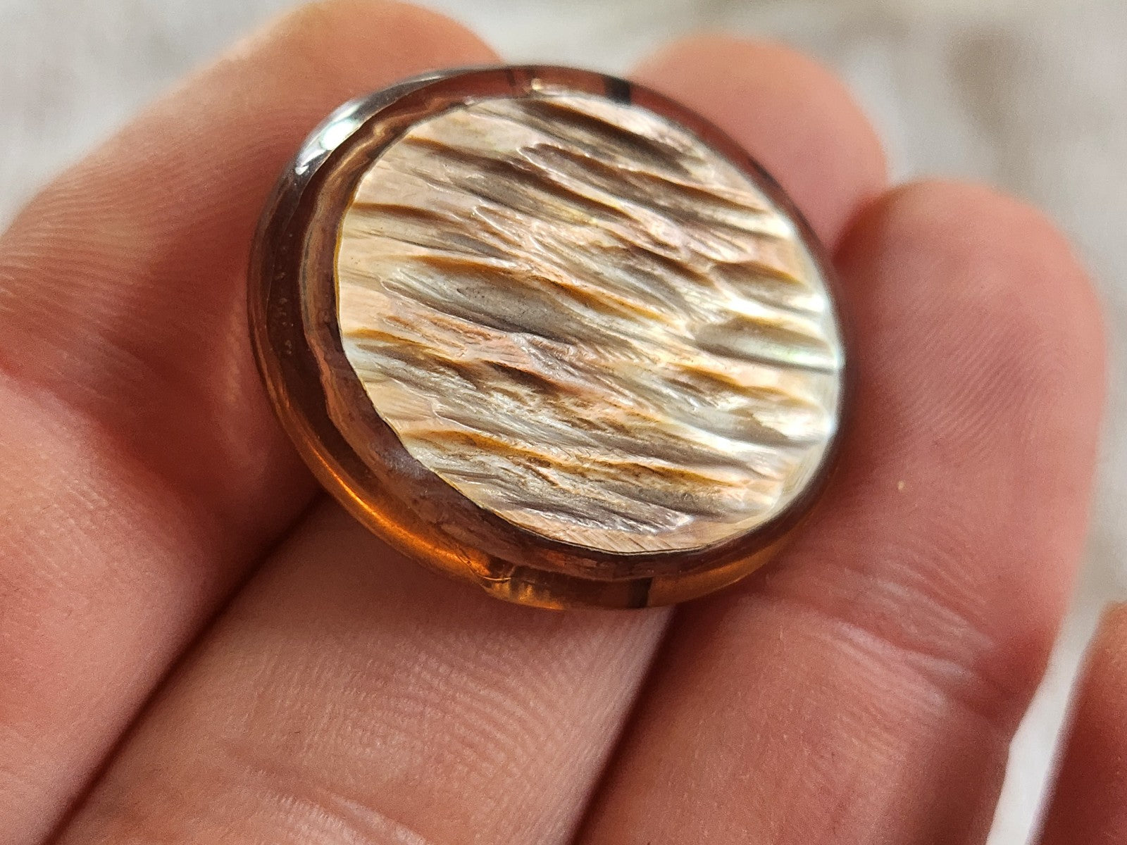 Original bouton vintage ovale cabochon en nacre oeil 2,4 sur 2,8 cm G8B