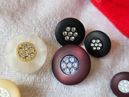 Lot 15 boutons vintage panaché coeur en strass 1,1 à 1,5 cm ref 410