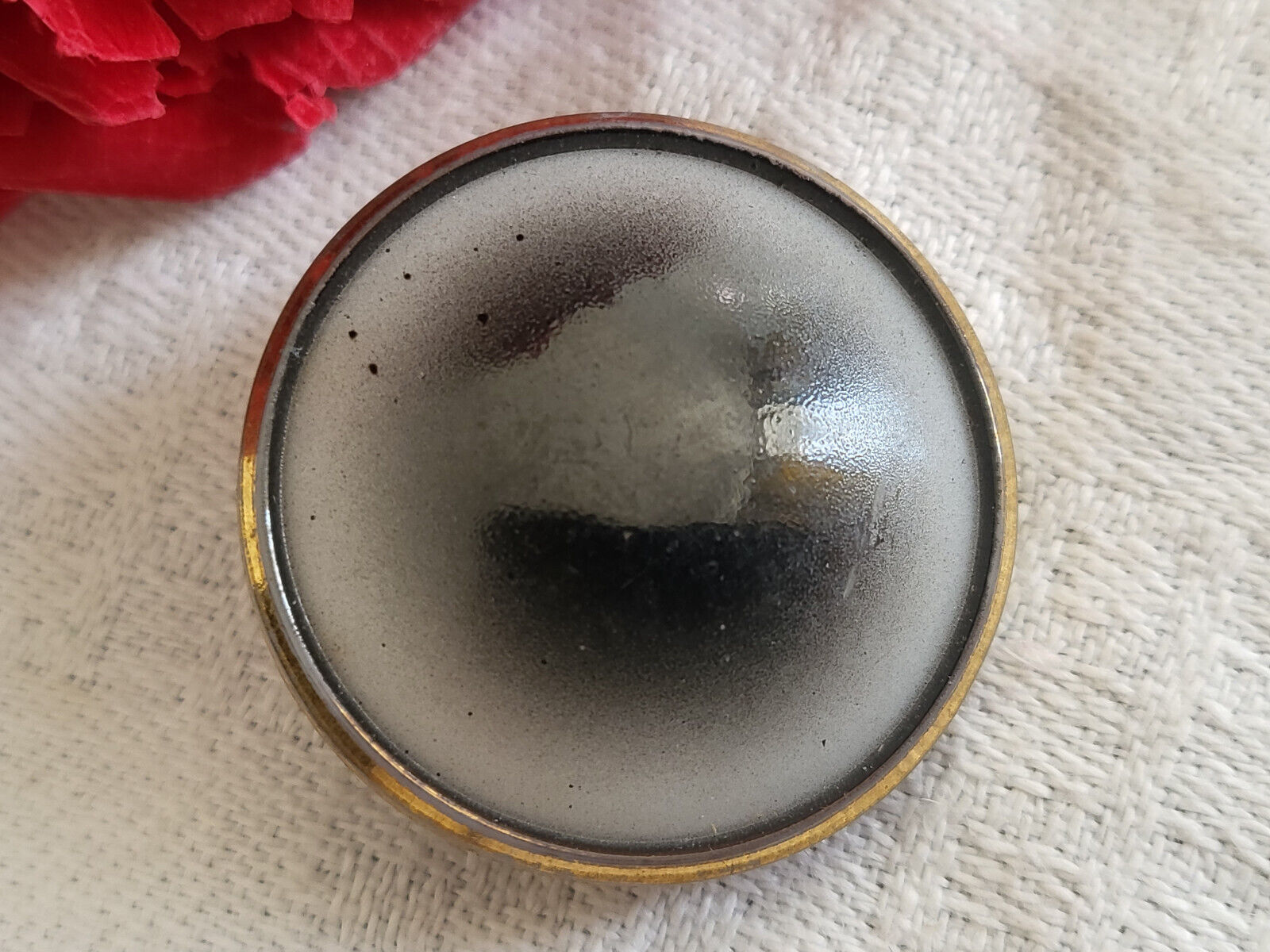 Gros bouton ancien en verre noir blanc doré à pied 2,6 cm G16G