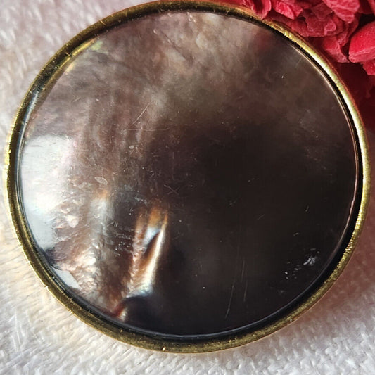 Gros bouton ancien en nacre  joli reflet marron  à pied 2,6 cm G15M