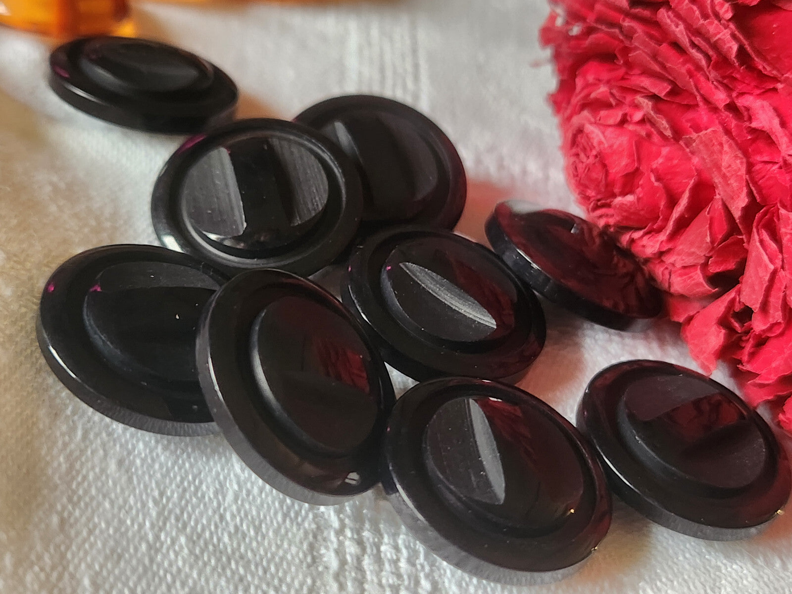Lot 6  boutons vintage noir travaillé à pied 2,2 cm ref 2128