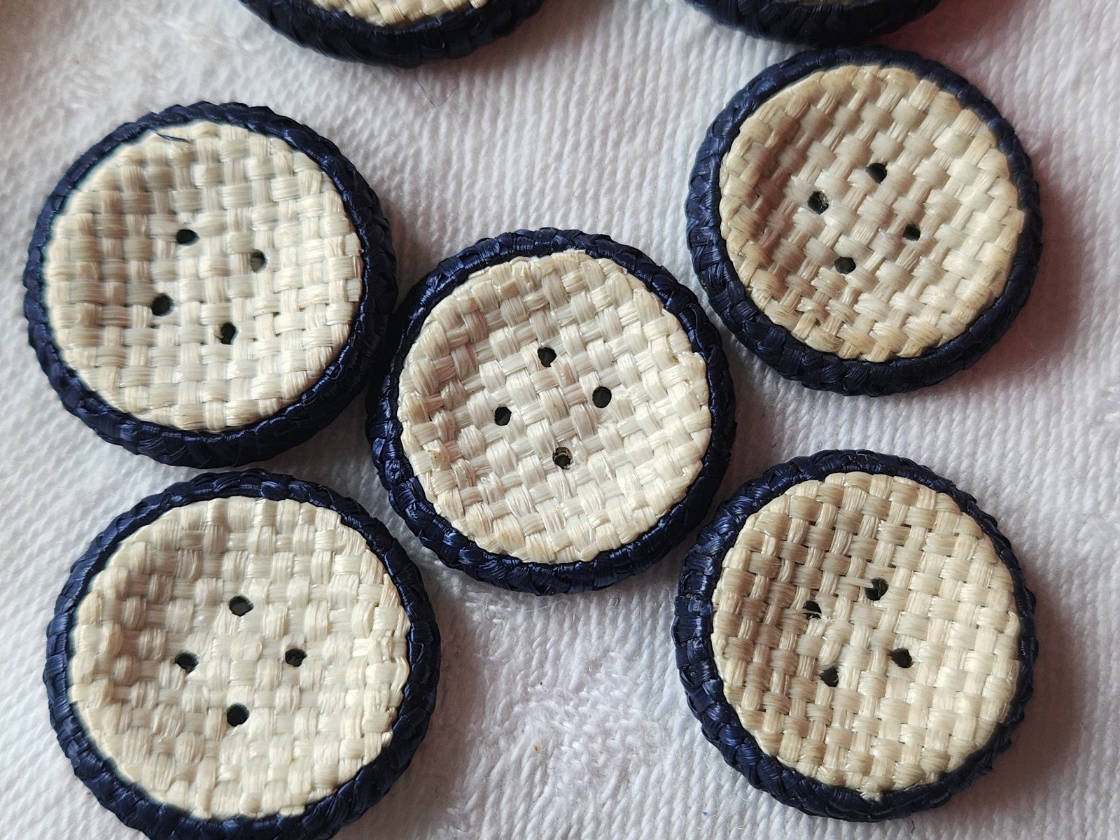 Lot 7 boutons anciens en rafia bleu passementerie 2 et 2,3 cm ref 3561