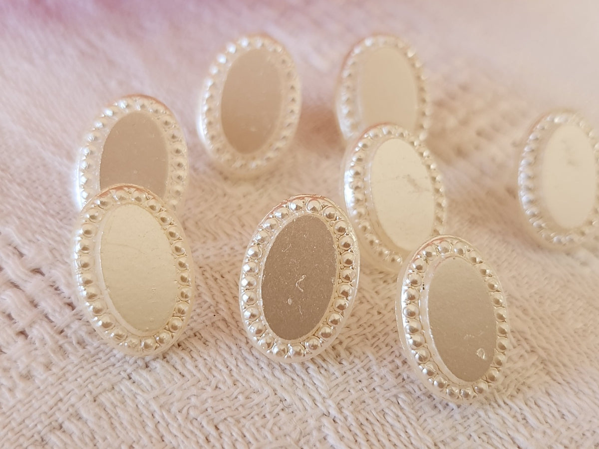 Lot 8 boutons vintage en verre ovale blanc 0,9 sur 1,3 cm ref 0024