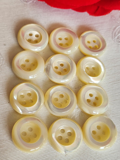 Lot  12 boutons anciens en nacre blanc épais bord 1,7 cm lourd ref  6352
