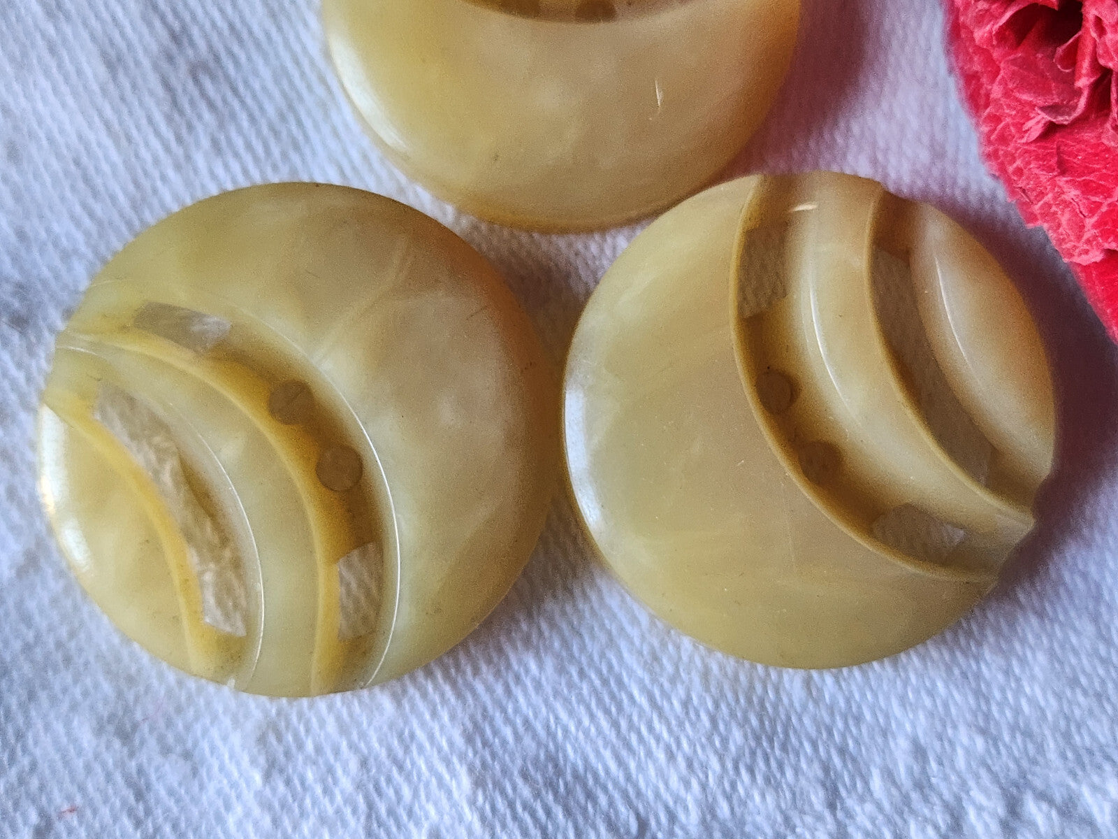Trio boutons gros anciens beige  ajourés travaillé  2,7 cm  ref 4847