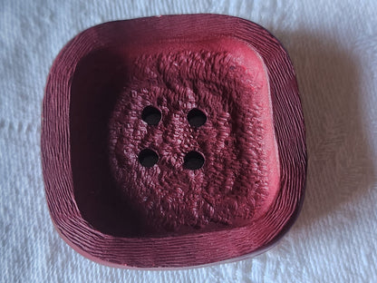 Enorme bouton vintage rouge carré mat texturé  4,3 cm ref 2794
