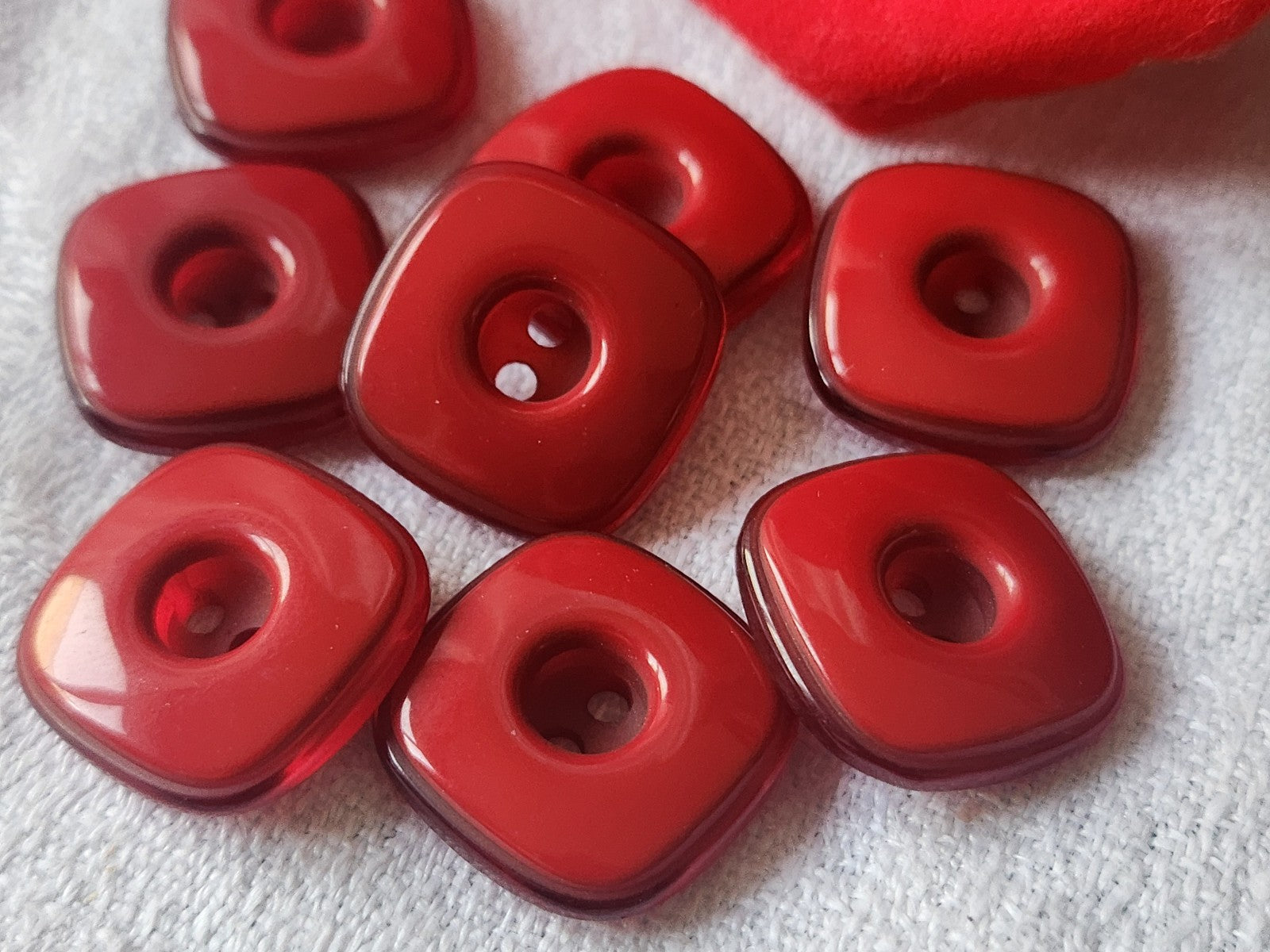 Lot 8 boutons vintage rouge effet carré à trous 1,7 cm ref 5578