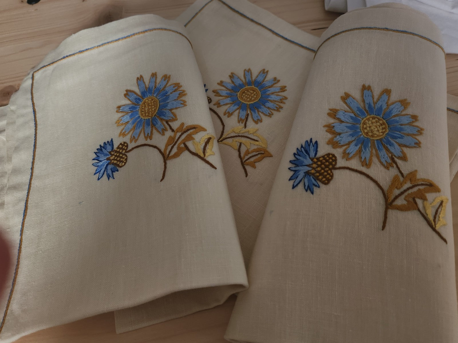 Lot 6 serviettes jamais utilisées beige broderie fleur bleu main superbe B8