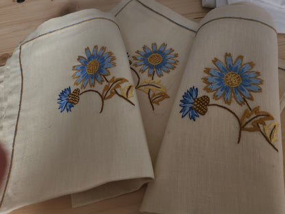 Lot 6 serviettes jamais utilisées beige broderie fleur bleu main superbe B8