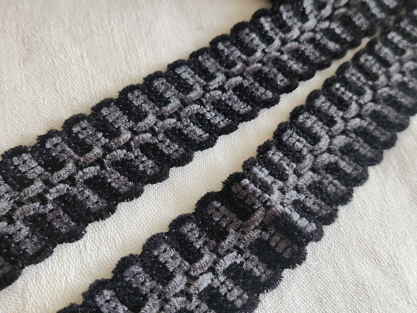 Large galon  chenille noir gris 3 m 40 sur 2,7 cm A5