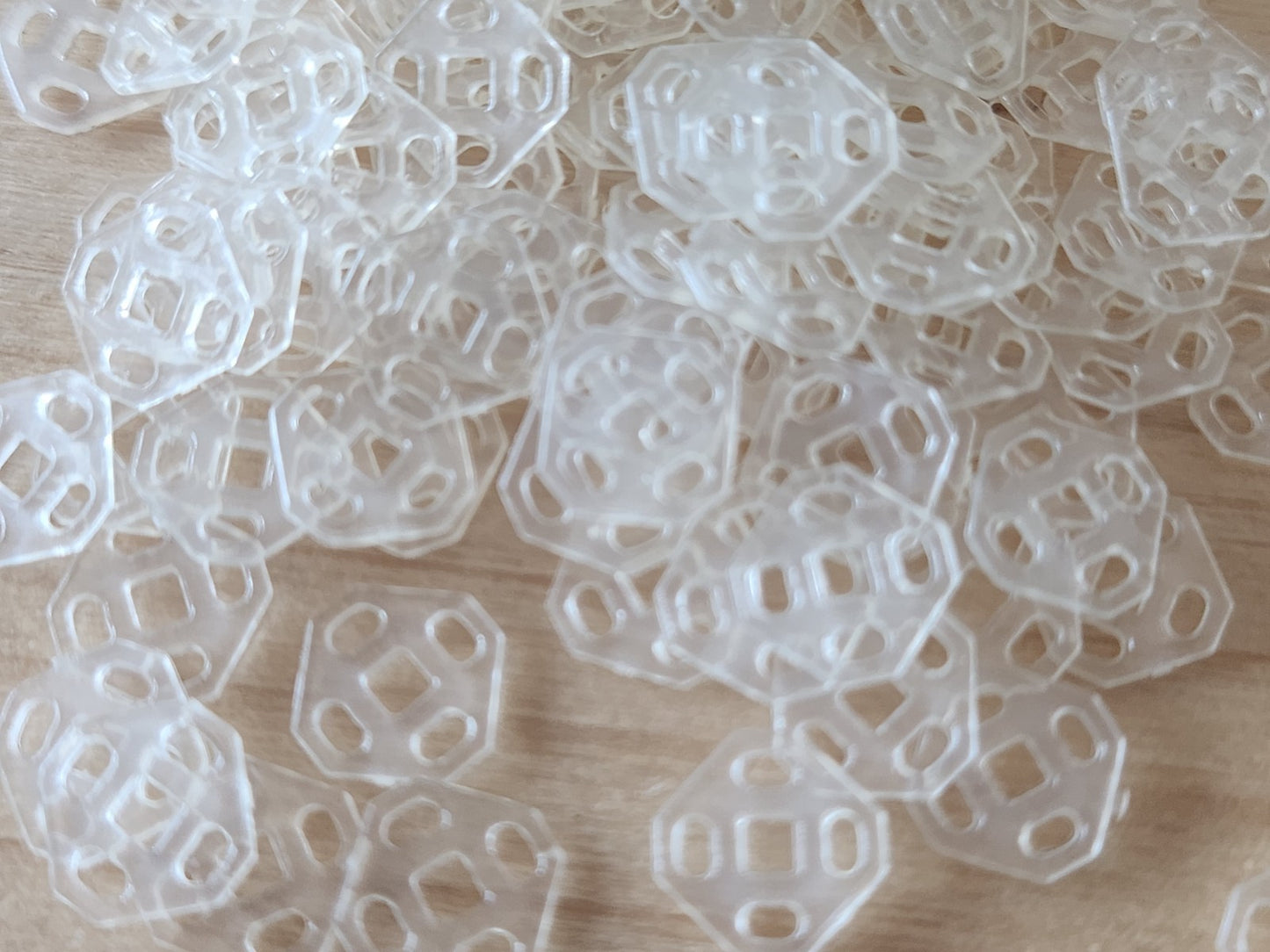 Lot 30 mini pressions transparente à coudre legerement jaune 0,7 cm ou 7 mm T9