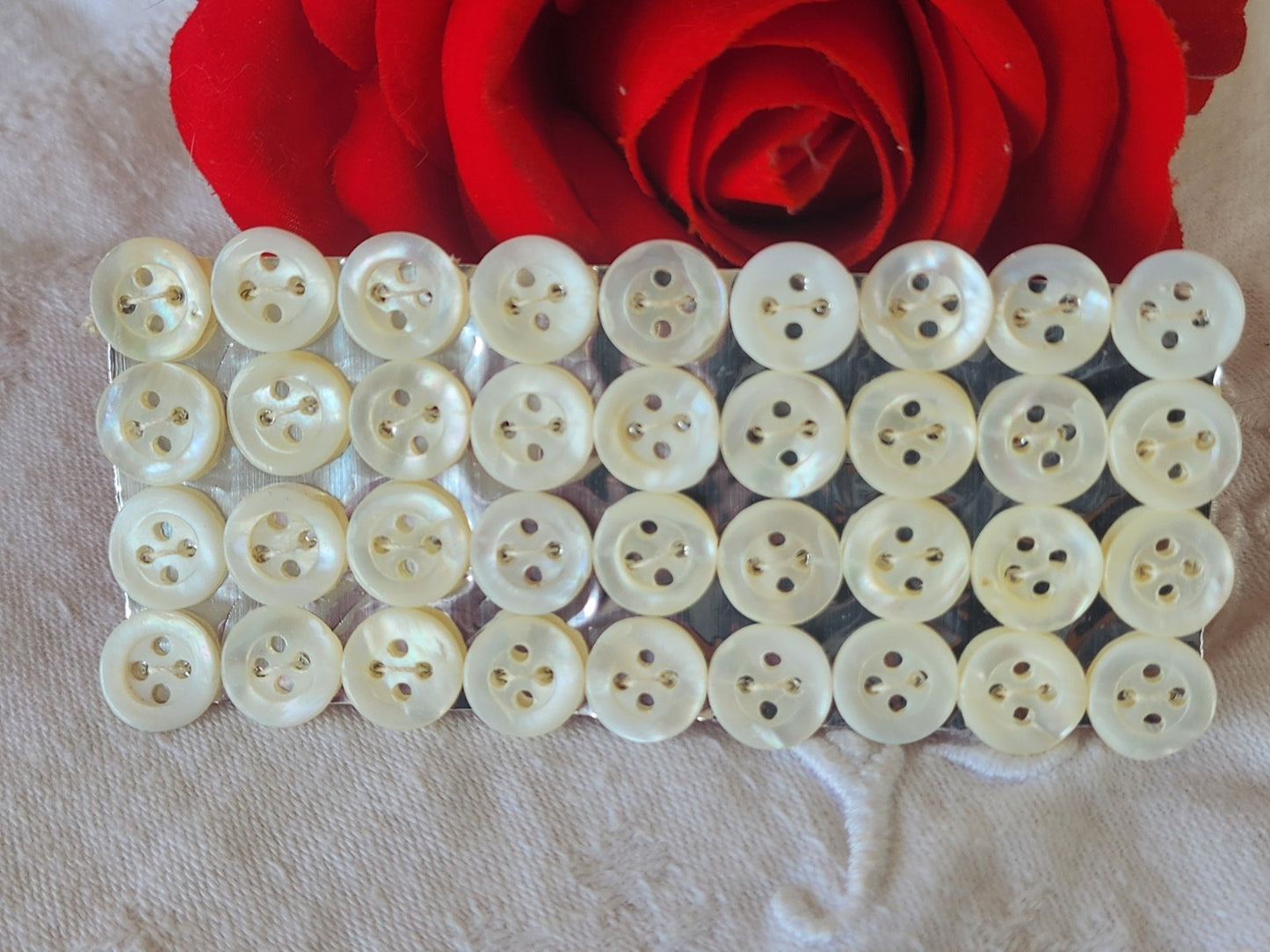 Plaque lot 36 boutons anciens en nacre blanc trous 1 cm corsage mini N°2