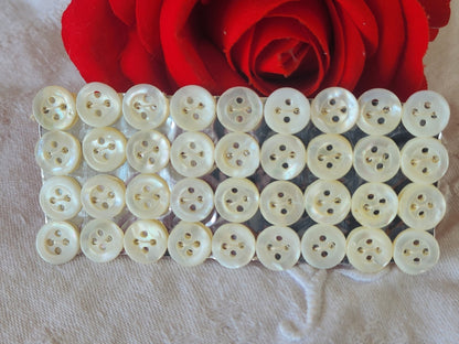 Plaque lot 36 boutons anciens en nacre blanc trous 1 cm corsage mini N°2
