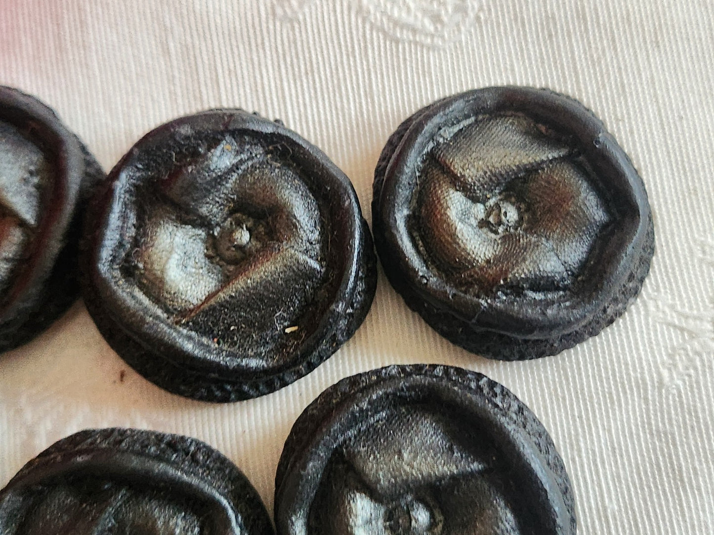 Lot 6 gros boutons vintage résine gris 2,6 cm pied ref 6399