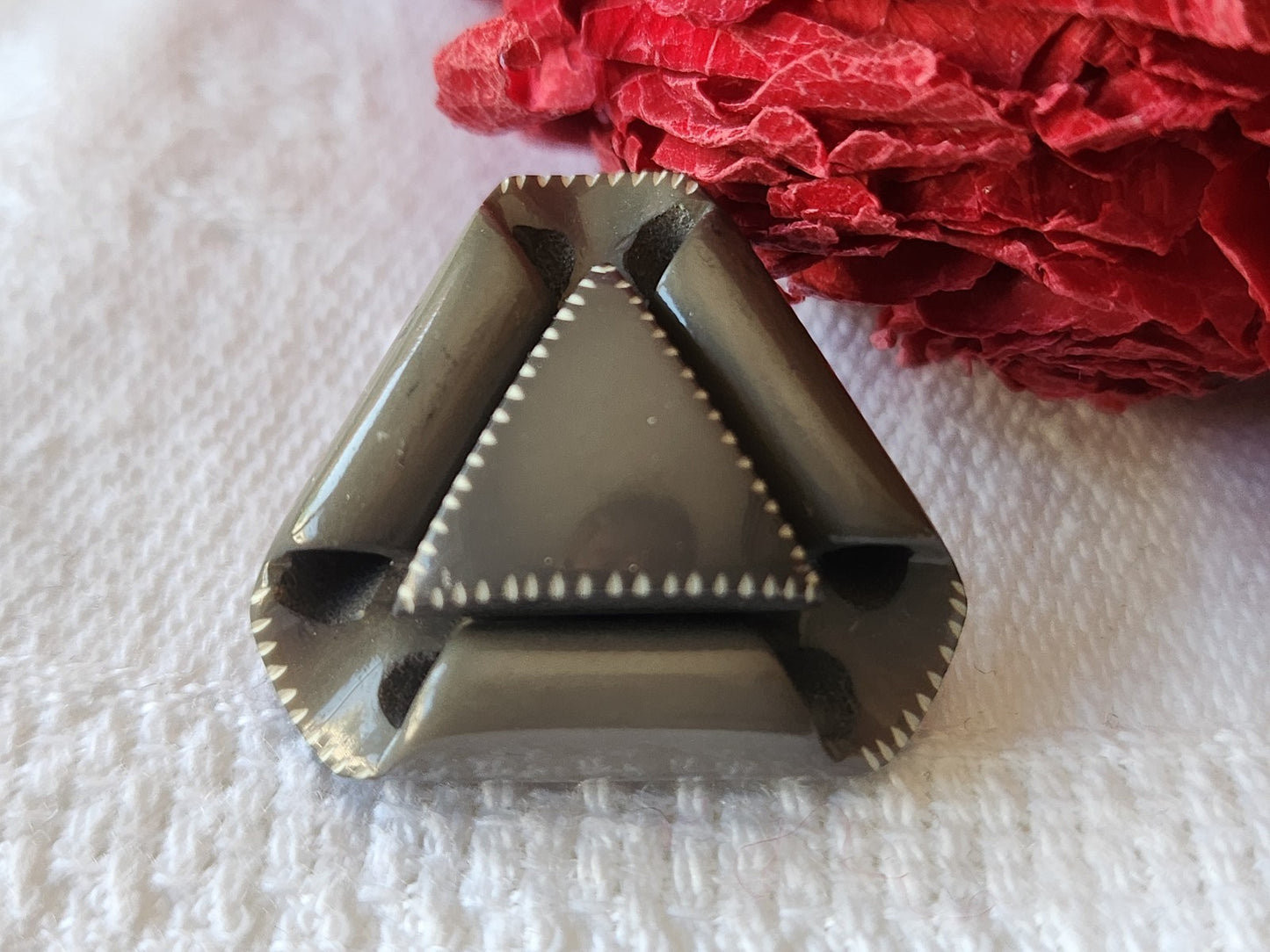 Bouton vintage triangle volume gris pied metal 2,3 cm G15F