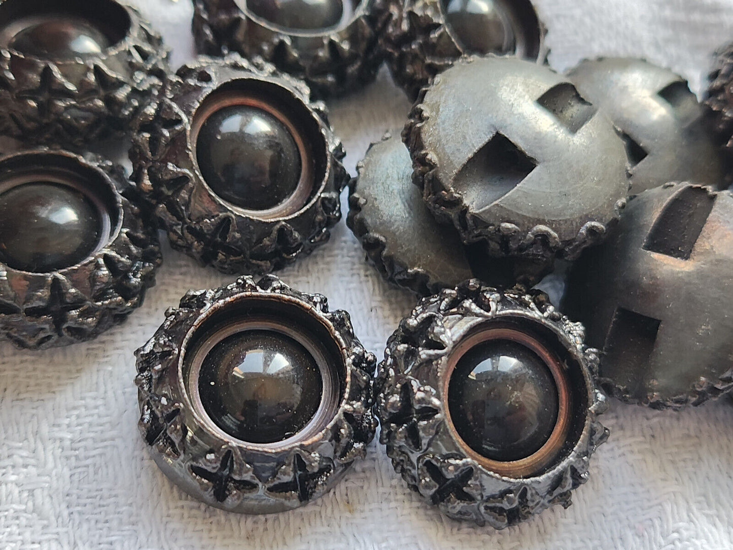 Lot 5 boutons vintage noir marron travaillé  à pied 1,9 cm ref 1423