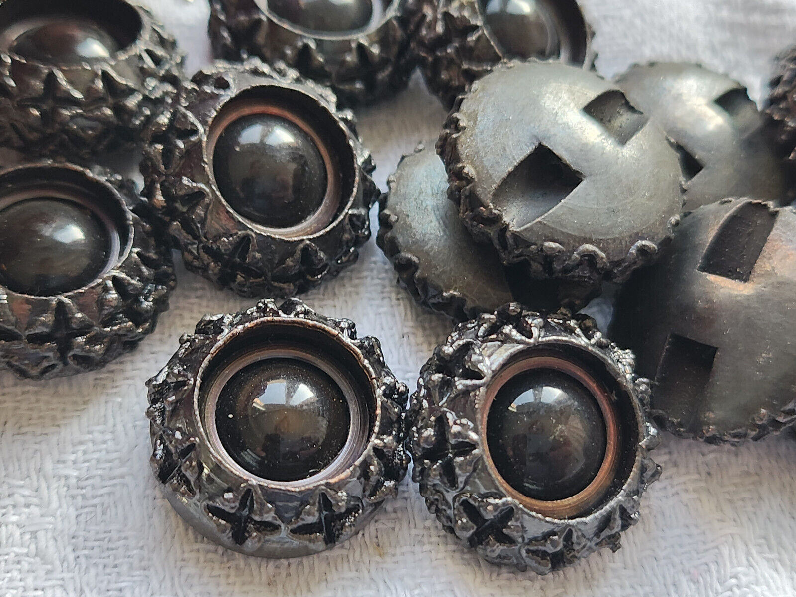 Lot 5 boutons vintage noir marron travaillé  à pied 1,9 cm ref 1423