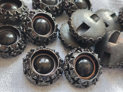 Lot 5 boutons vintage noir marron travaillé  à pied 1,9 cm ref 1423