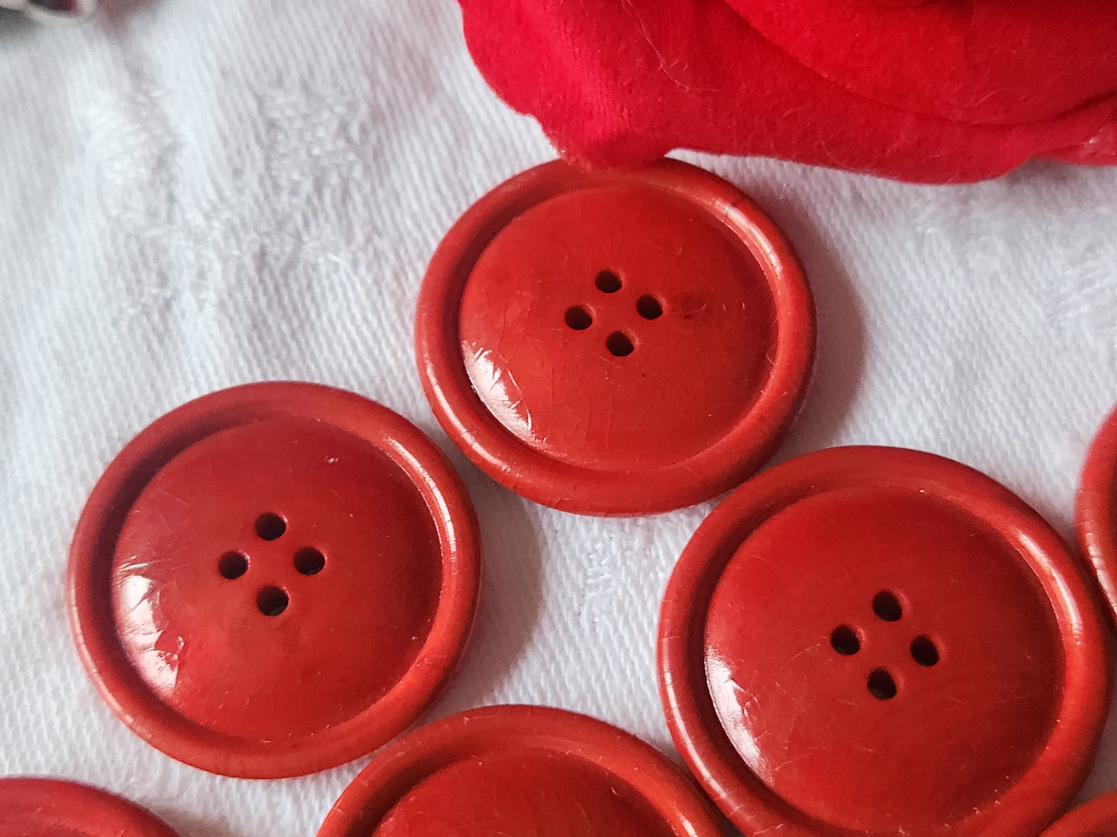 Lot 11 gros boutons anciens en bois rouge à trous vernis 2,6 cm ref 1893