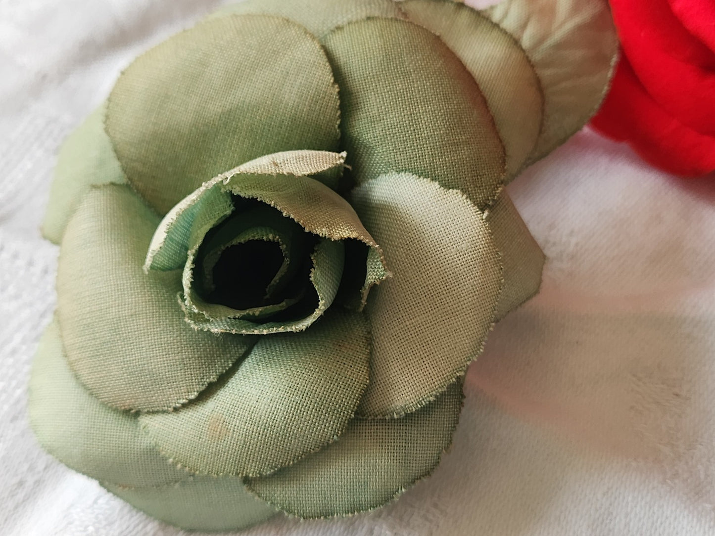 Grosse fleur ancienne verte sur broche chapeau 10 cm sur 8,5  cm T0-07