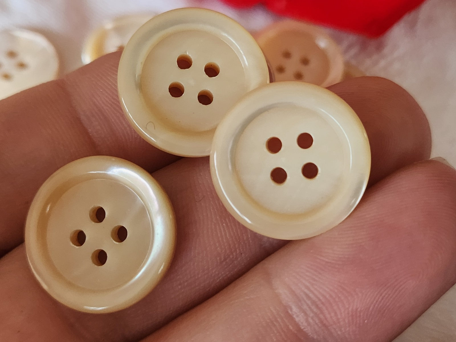 Lot 12 boutons vintage en nacre beige 4 trous  1,9 cm ref 6423