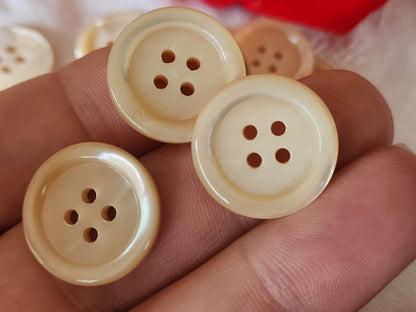 Lot 12 boutons vintage en nacre beige 4 trous  1,9 cm ref 6423