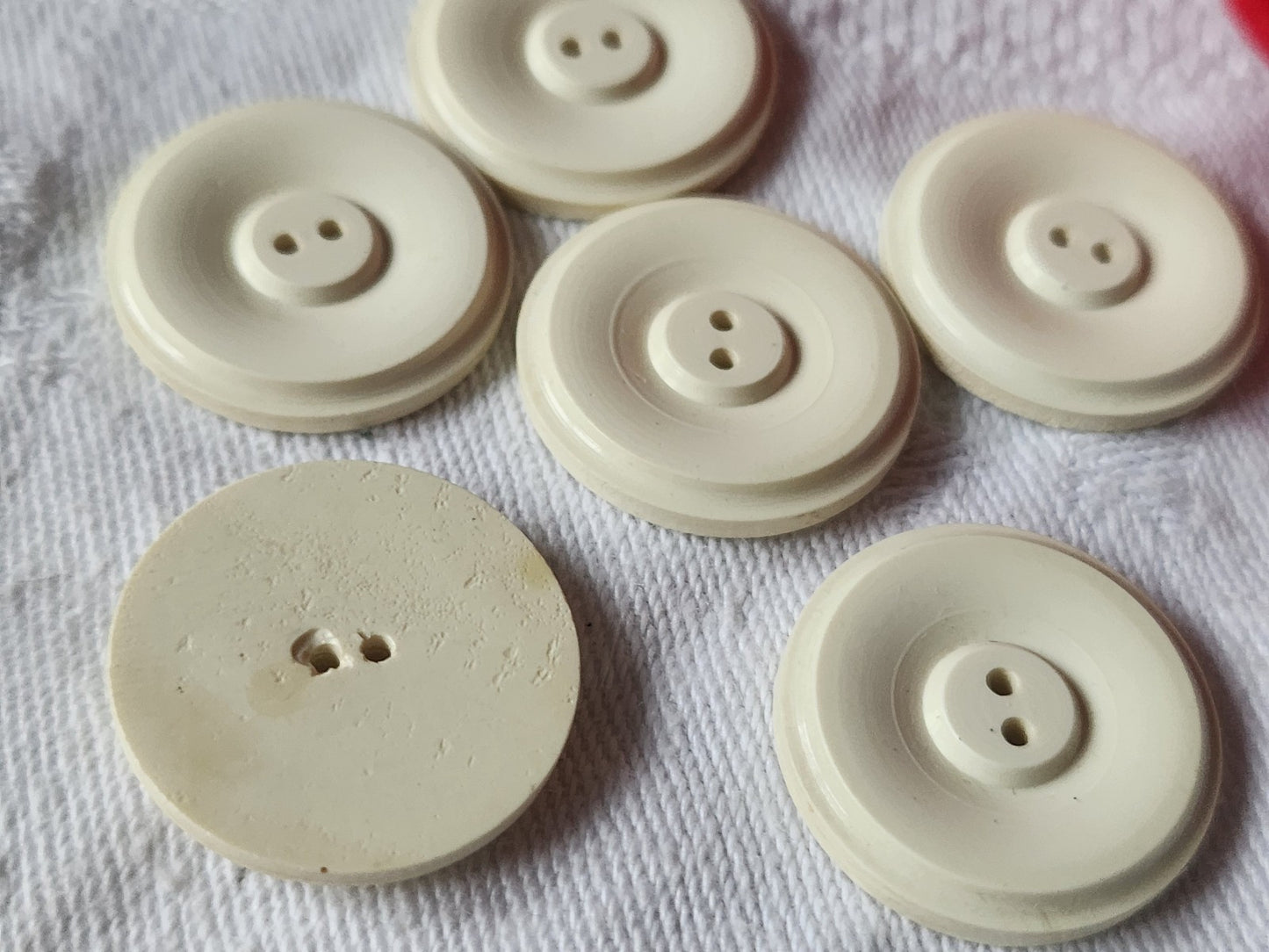 Lot 6  boutons vintage créme fin  2,2 cm à trous ref 0051