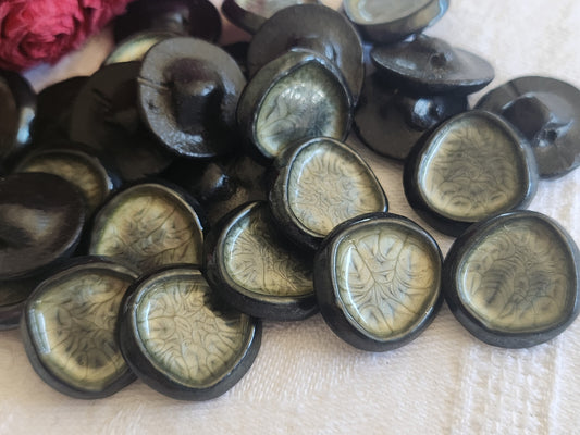 Lot 6 boutons vintage en resine vert nacré  pied main 1,5 sur 1,7 cm ref 434